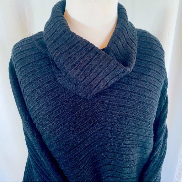 Moth brand turtleneck Black Chevron Sweater - Size: S. - Picture 5 of 10